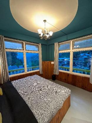 whoopers hostel jibhi