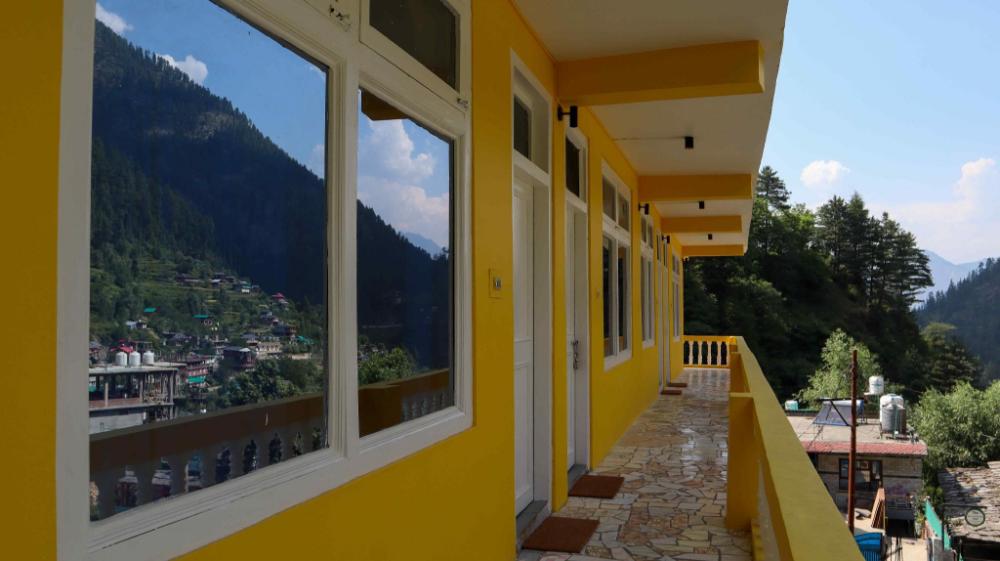 whoopers hostel jibhi