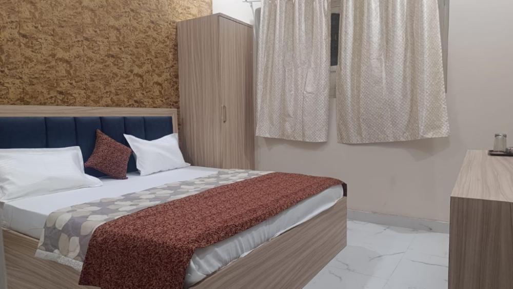 r k guest house paying guest