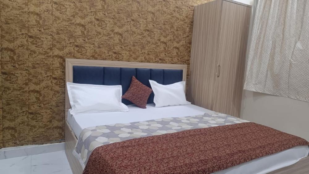 r k guest house paying guest