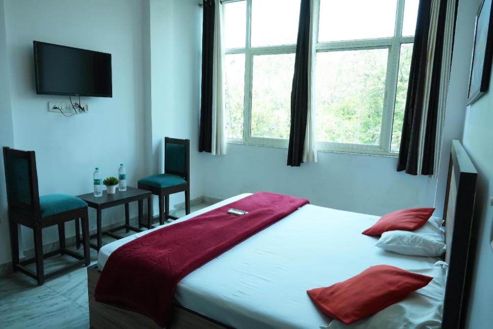 surya inn 1 min walk in from nizamuddin railway