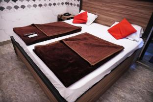 surya inn 1 min walk in from nizamuddin railway