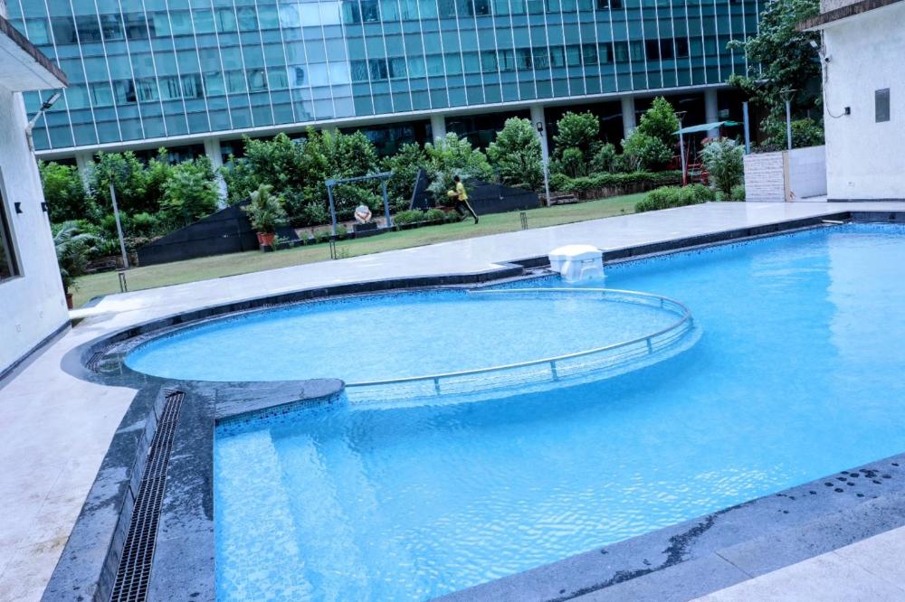 classy 1 bhk near viviana mall with parking