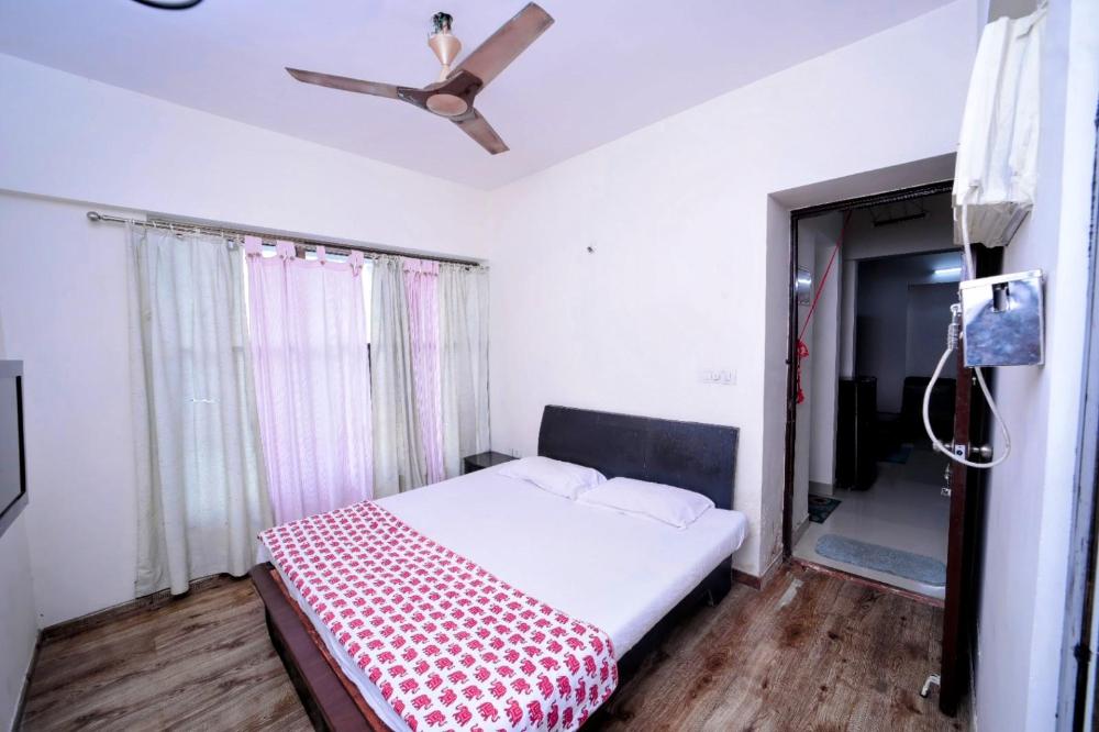 classy 1 bhk near viviana mall with parking