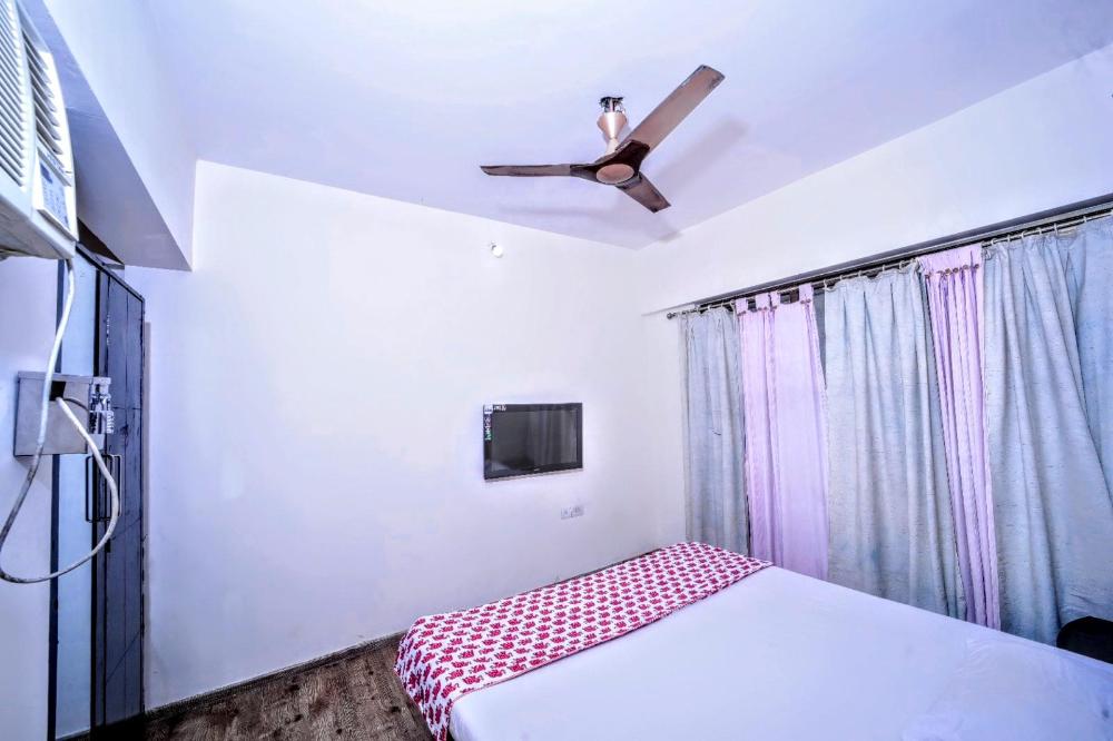 classy 1 bhk near viviana mall with parking