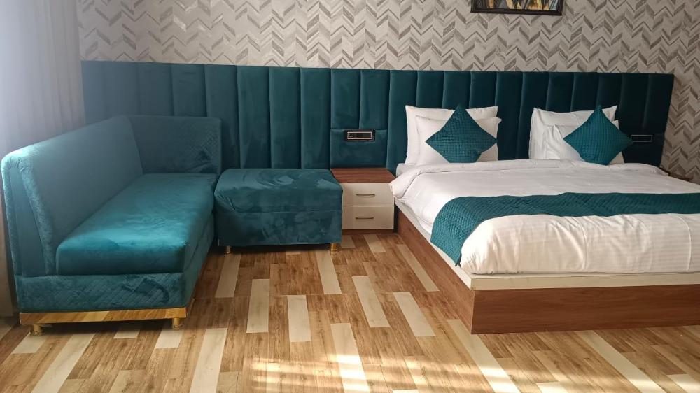 hotel golden peacock
