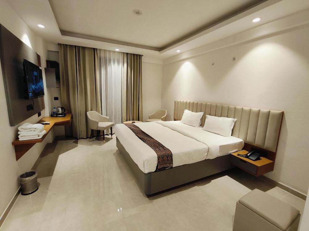 maple tree lucknow couple friendly