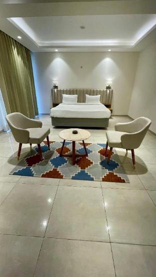 maple tree lucknow couple friendly