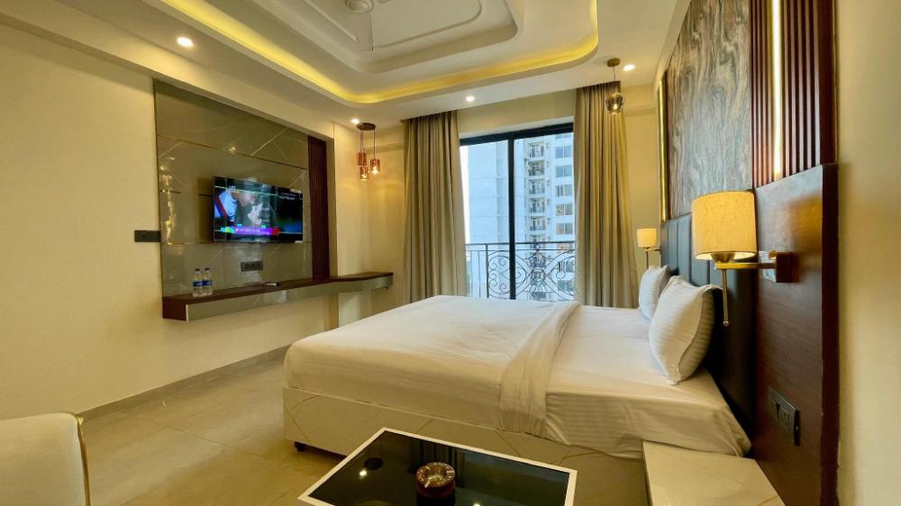 maple tree lucknow couple friendly