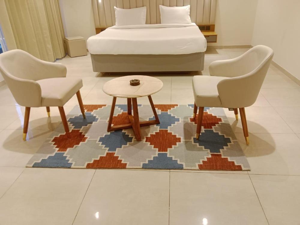 maple tree lucknow couple friendly