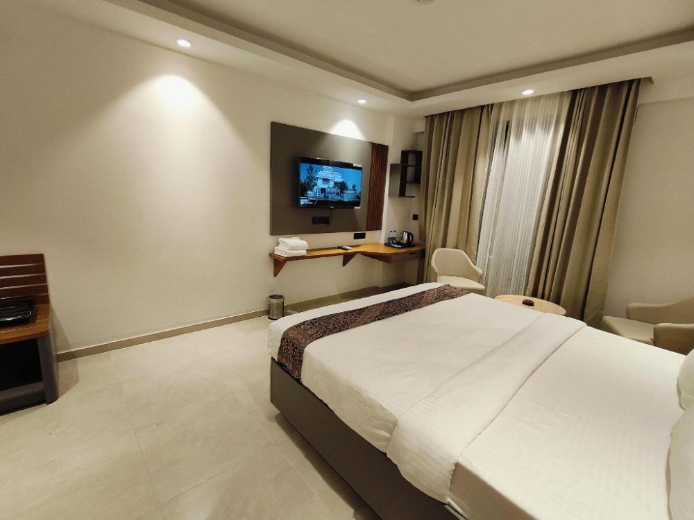 maple tree lucknow couple friendly