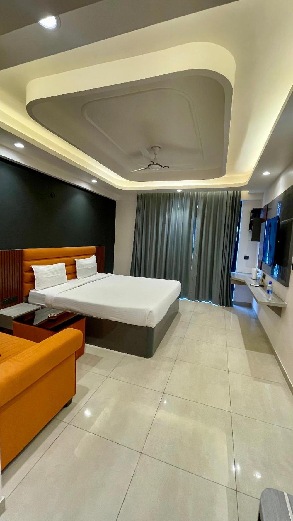 maple tree lucknow couple friendly