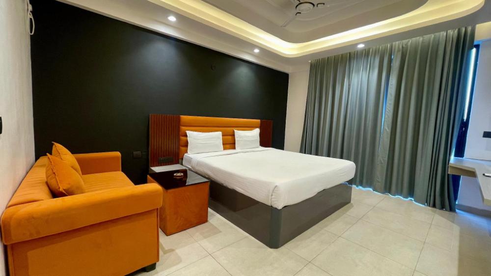 maple tree lucknow couple friendly