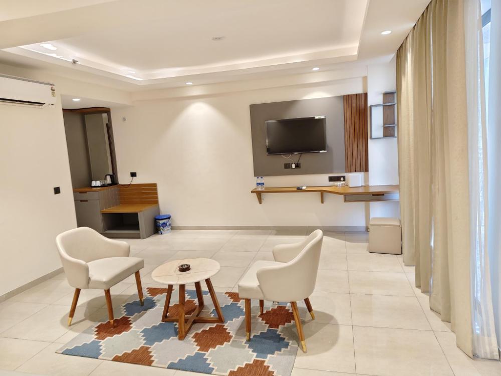 maple tree lucknow couple friendly