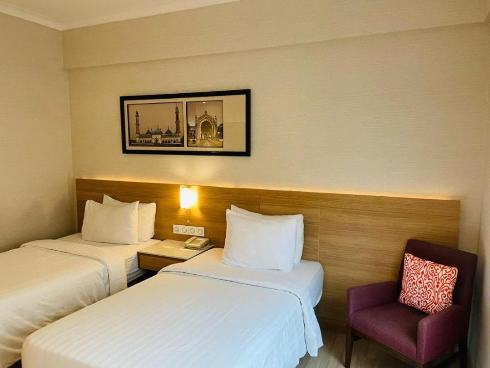 maple tree lucknow couple friendly