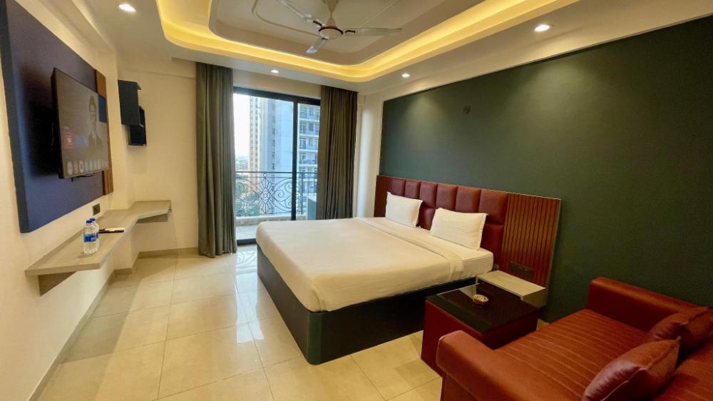 maple tree lucknow couple friendly