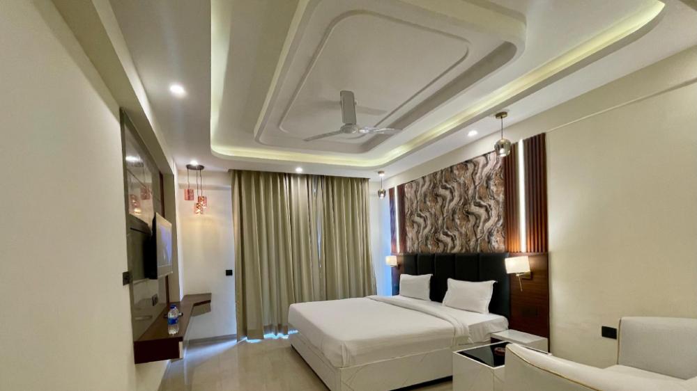 maple tree lucknow couple friendly