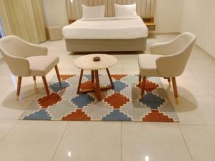 maple tree lucknow couple friendly