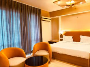 maple tree lucknow couple friendly