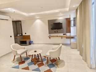 maple tree lucknow couple friendly