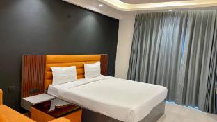 maple tree lucknow couple friendly