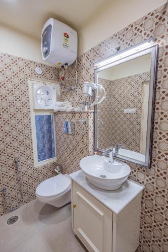 sheel mahal close to hawa mahal