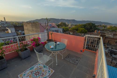 sheel mahal close to hawa mahal