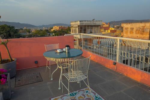 sheel mahal close to hawa mahal