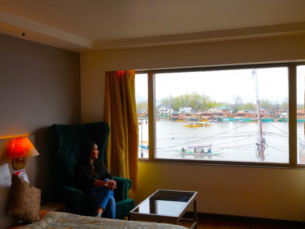 hotel lake view kashmir