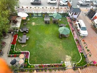 hotel lake view kashmir
