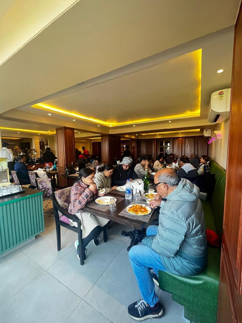 hotel lake view kashmir