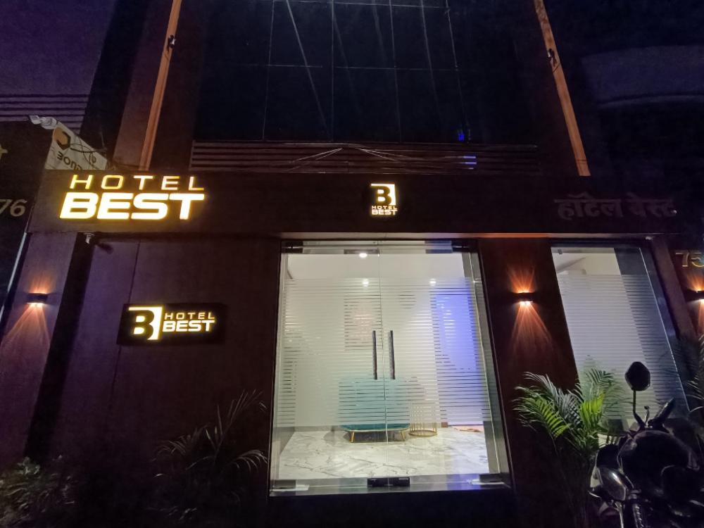 hotel best near kokilaben hospital andheri west