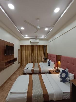 hotel best near kokilaben hospital andheri west