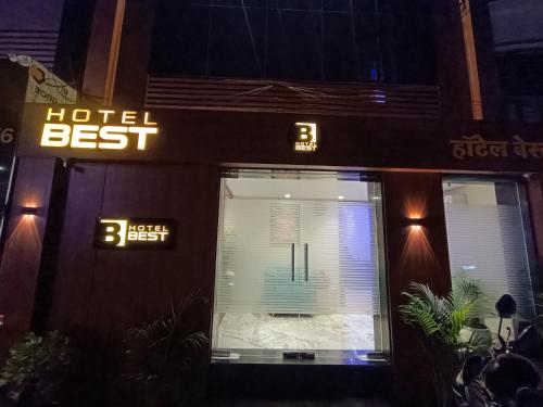 hotel best near kokilaben hospital andheri west