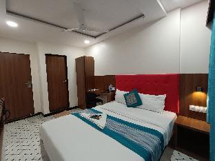 hotel best near kokilaben hospital andheri west