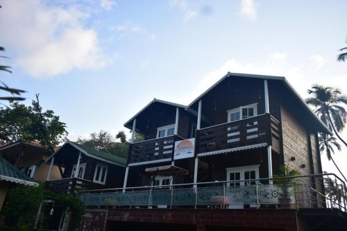 coastal bay inn by green apple stays