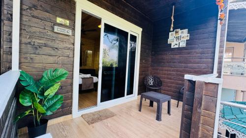 coastal bay inn by green apple stays