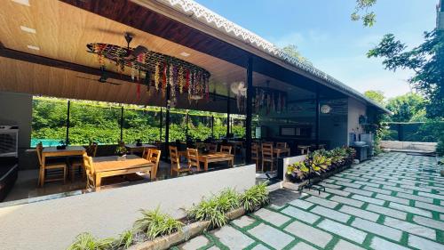 coastal bay inn by green apple stays