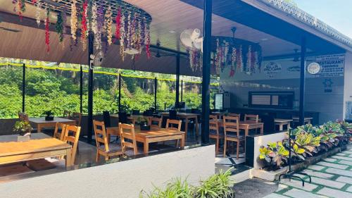 coastal bay inn by green apple stays