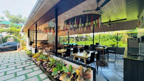 coastal bay inn by green apple stays