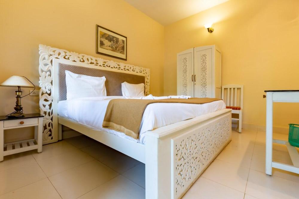 roomzaway 4205 b pool wi fi parking and kitchen