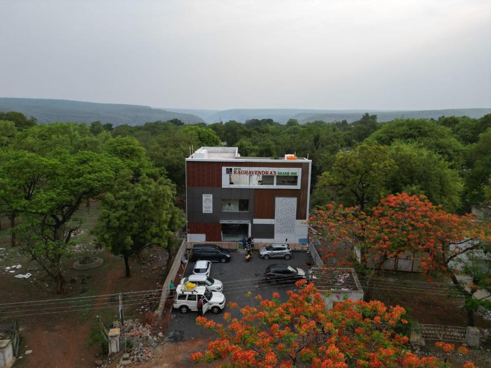 hotel raghavendra grand inn