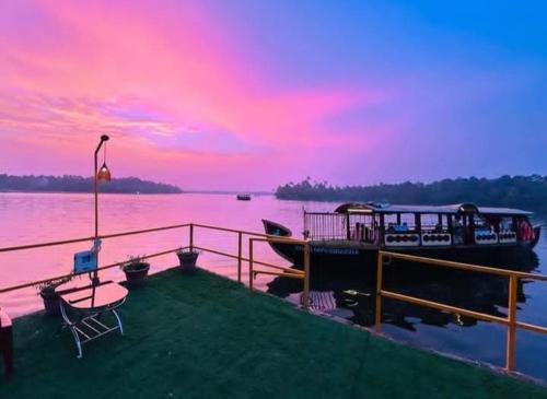 lavilla lake resort and restaurant