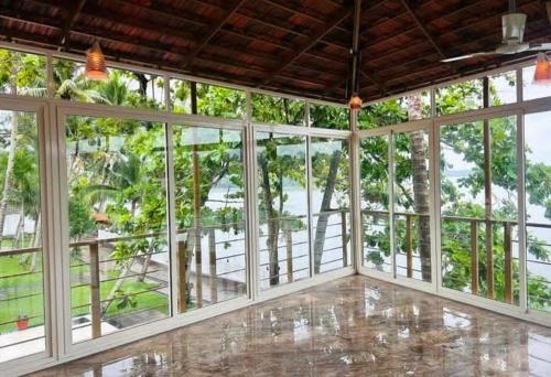 lavilla lake resort and restaurant