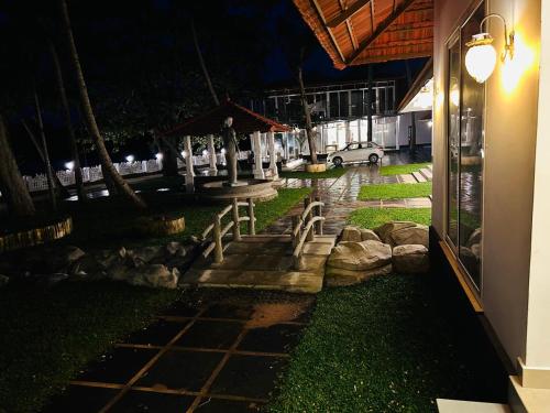 lavilla lake resort and restaurant