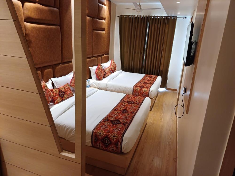 hotel jr grand 150 steps from golden temple