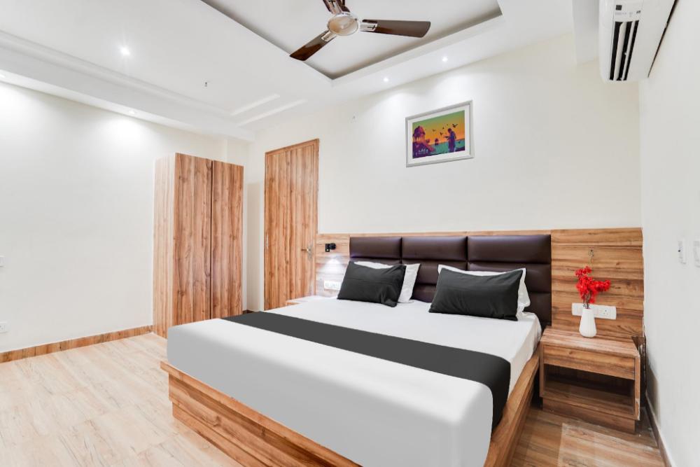 super hotel shiv lok