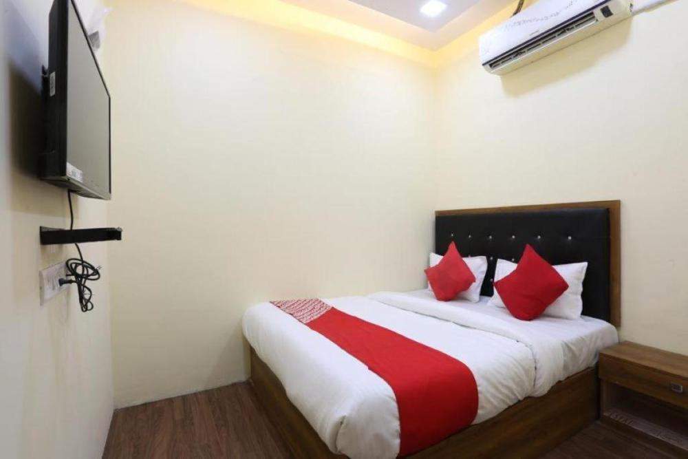 hotel crown near nesco center oberoi mall goregaon east