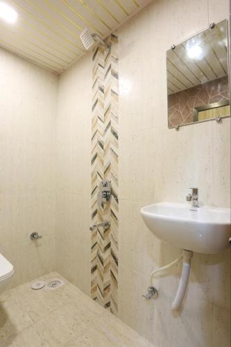 hotel crown near nesco center oberoi mall goregaon east