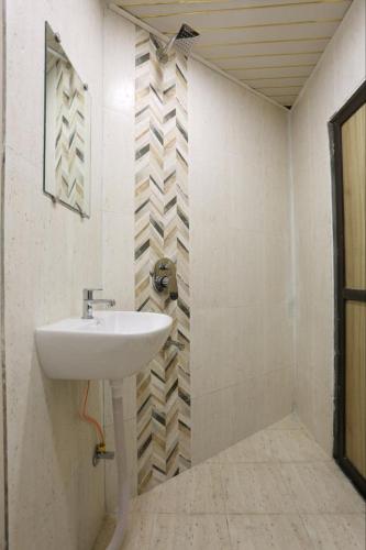 hotel crown near nesco center oberoi mall goregaon east
